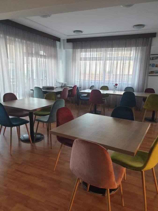 Poarta Apelor Hotell Sarichioi Eksteriør bilde